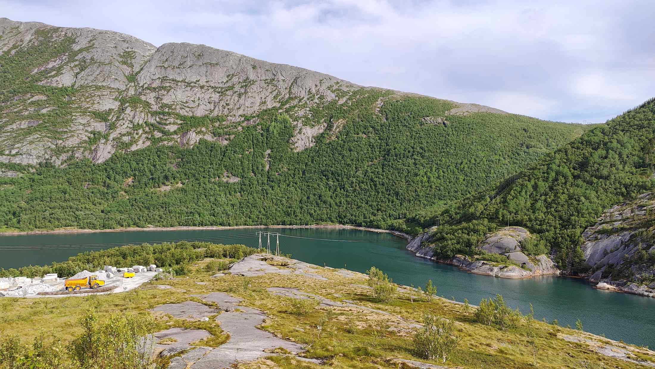 Moderne kjøkken med granittbenk