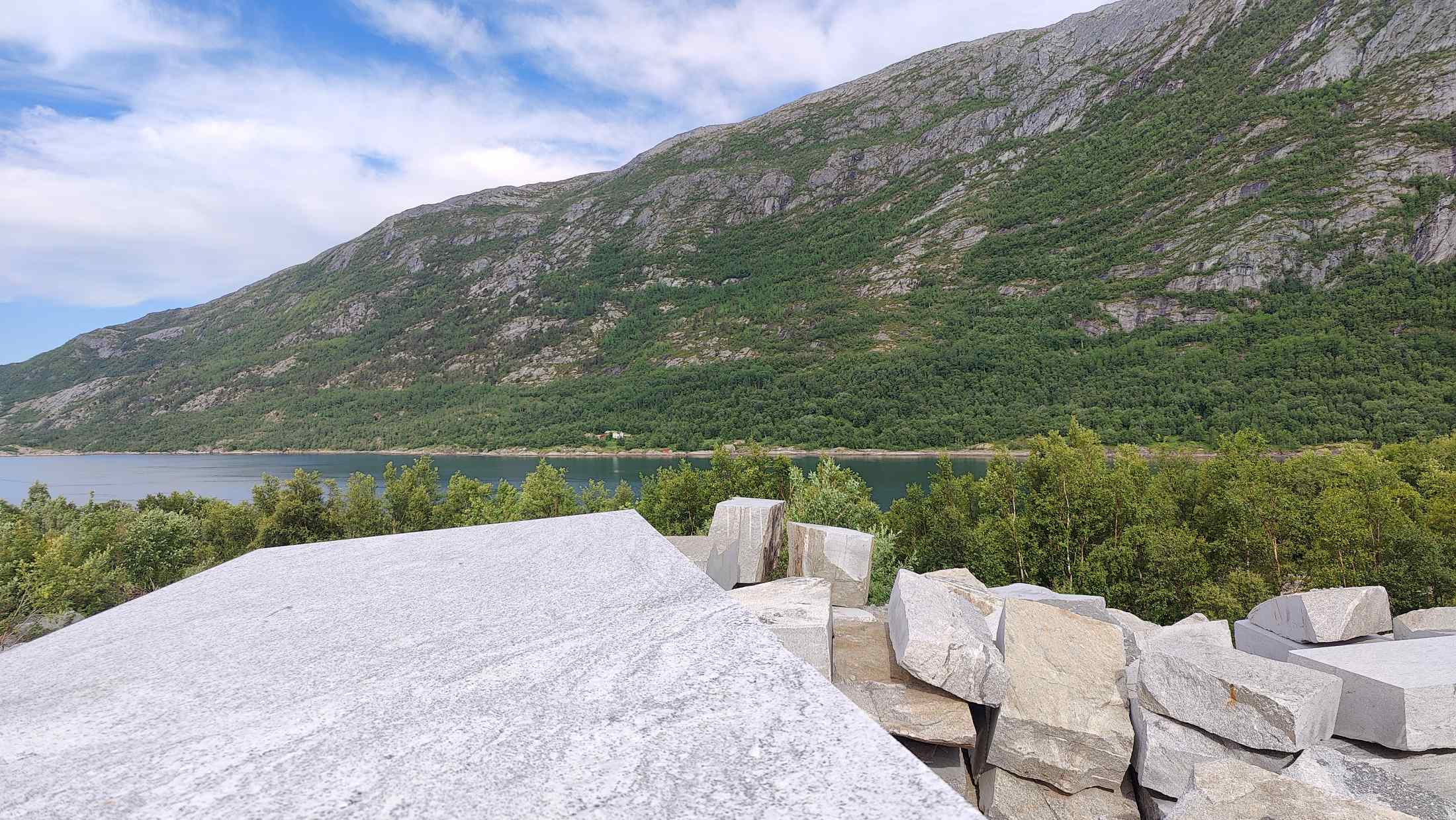 Moderne kjøkken med granittbenk