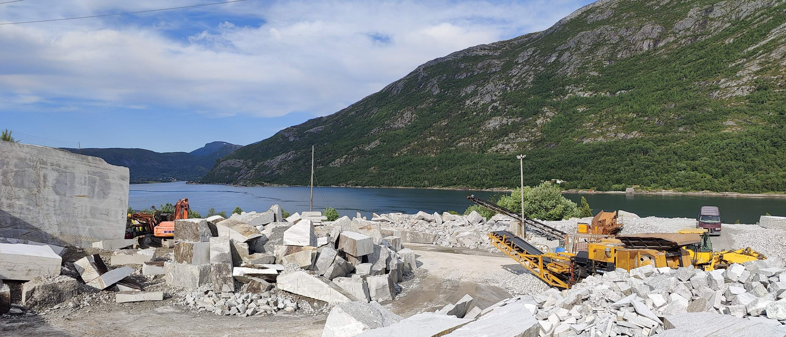 Moderne kjøkken med granittbenk