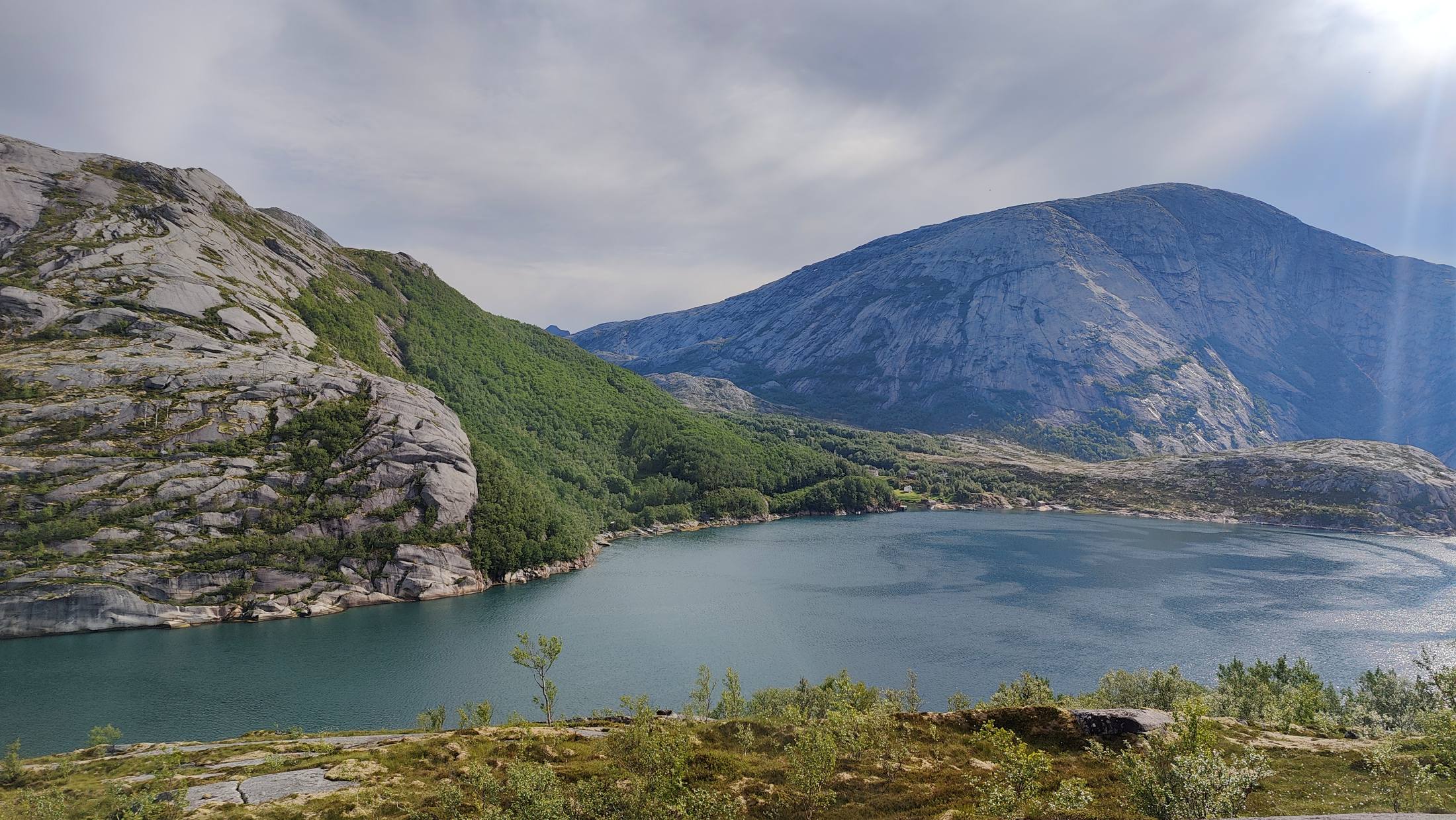 Moderne kjøkken med granittbenk