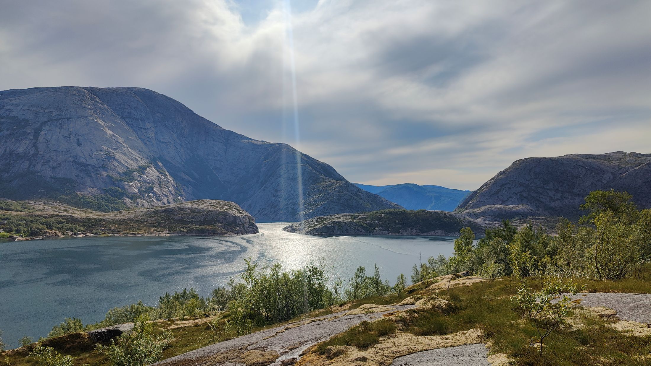 Moderne kjøkken med granittbenk