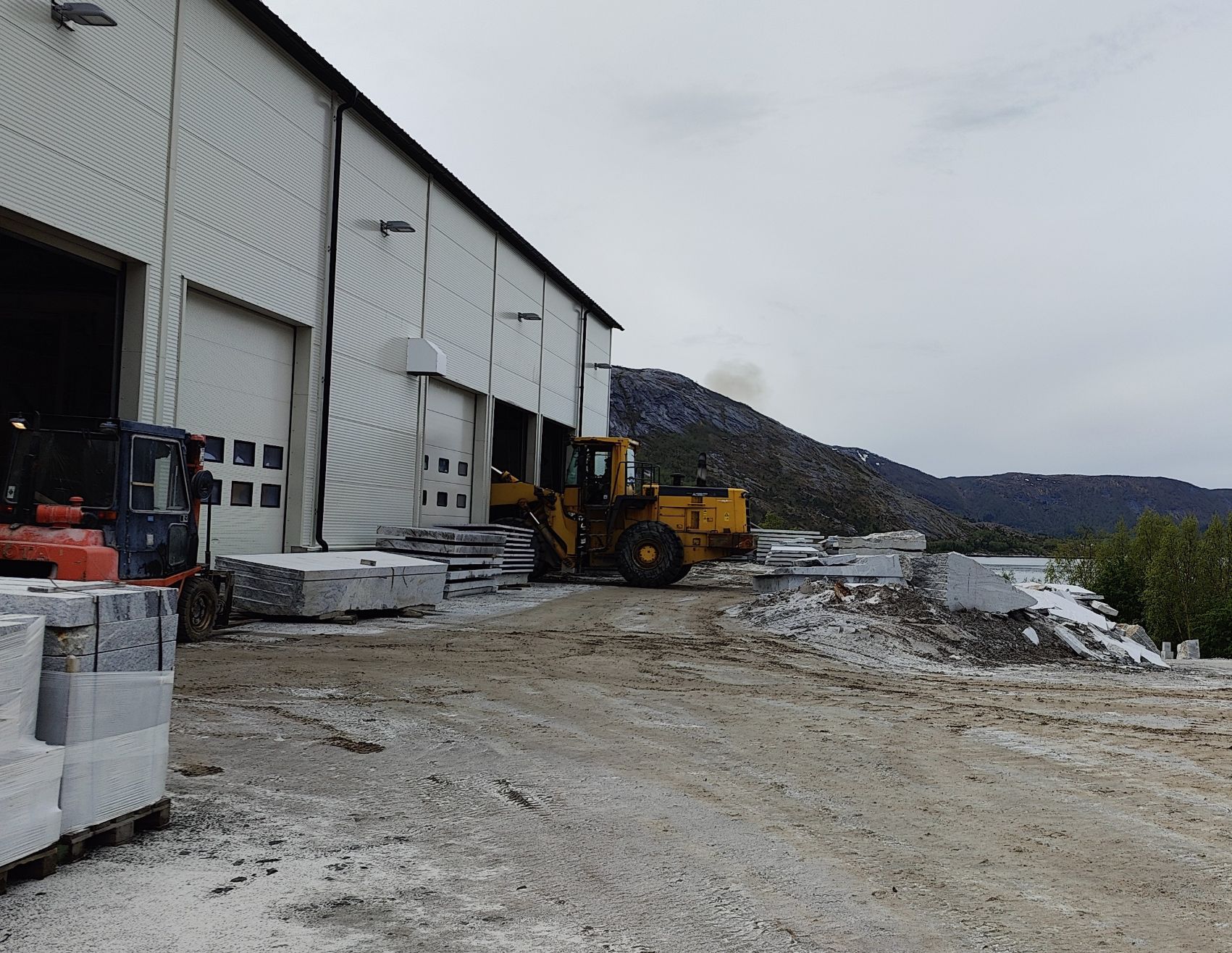 Moderne kjøkken med granittbenk