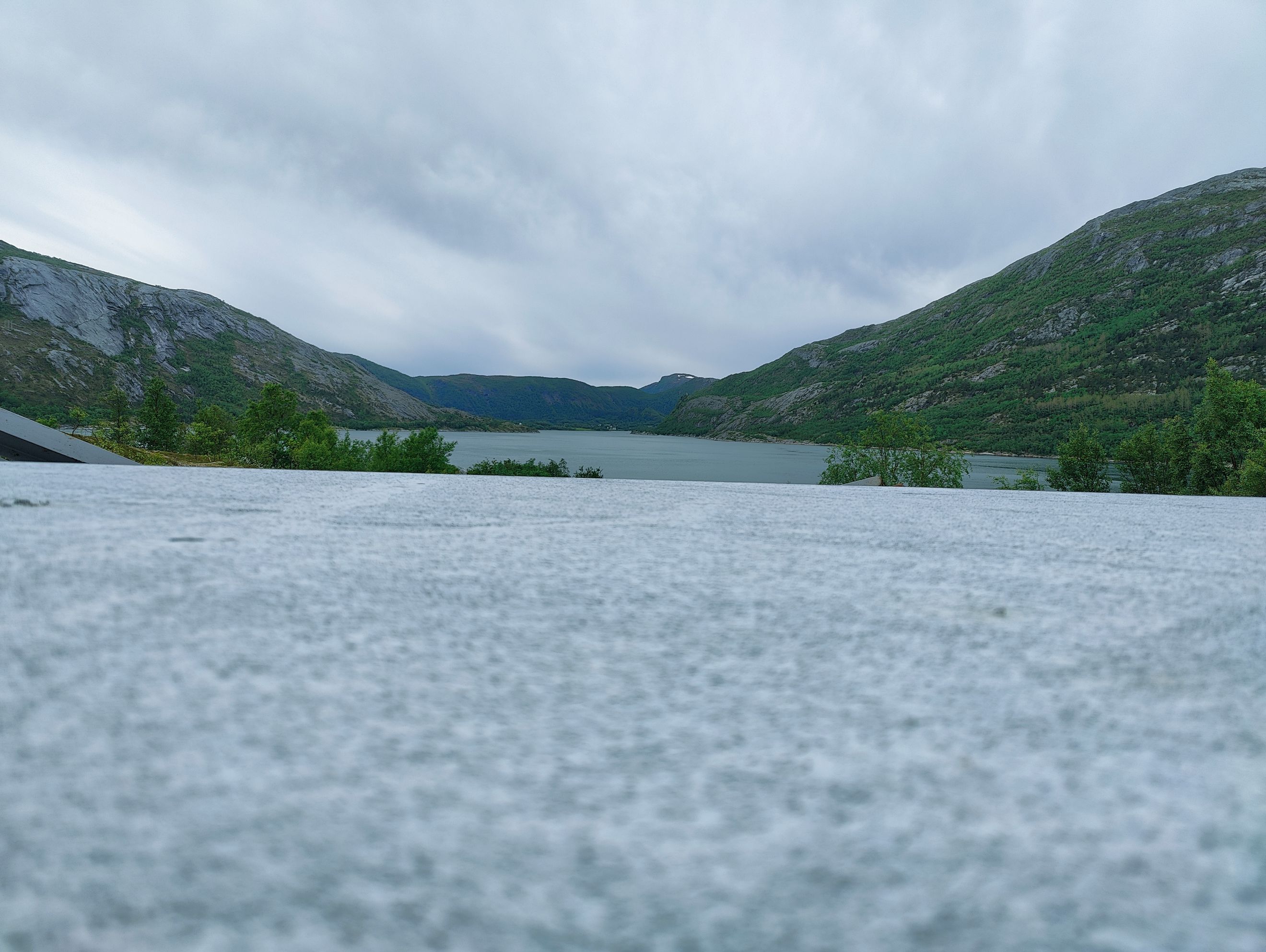 Moderne kjøkken med granittbenk