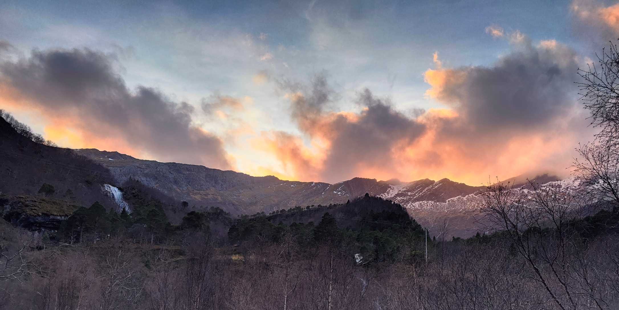 Moderne kjøkken med granittbenk